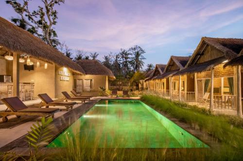 ein Bild eines Swimmingpools in einer Villa in der Unterkunft Nusa Majesty in Nusa Penida