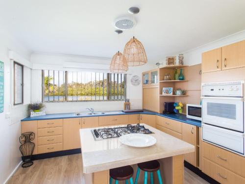 Una cocina o zona de cocina en Waterside at Point Road