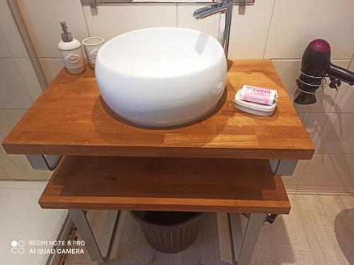 Vico的住宿－Sagone，浴室里木桌上的白色碗