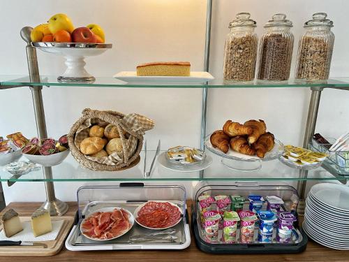 ein Regal mit vielen verschiedenen Arten von Lebensmitteln in der Unterkunft Hotel 19-30 Valencia in Valencia