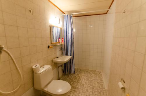 Un baño con inodoro, lavabo y ducha. en Lokkankoti A, en Lokka