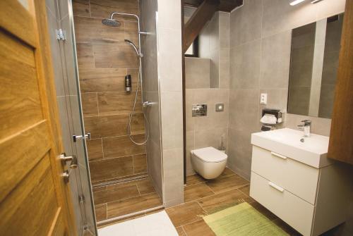 W łazience znajduje się prysznic, toaleta i umywalka. w obiekcie Penzión ÁTRIUM w Preszowie