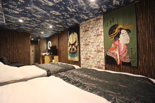 um quarto com duas camas e pinturas nas paredes em Chiba sta 1min J hotel 2020 Open em Chiba