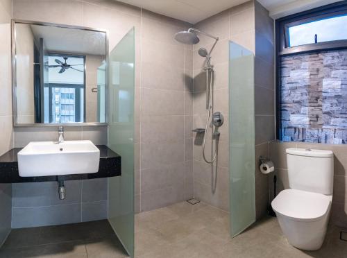une salle de bain avec un lavabo, des toilettes et une douche dans l'établissement Tropicana 218 X Airlevate Suites, à George Town