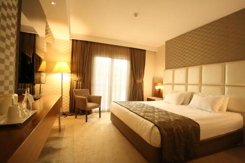 Una cama o camas en una habitación de Riva Reşatbey Luxury Hotel