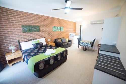 Un pat sau paturi într-o cameră la Motel Views Yackandandah