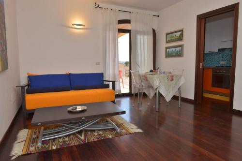 - un salon avec un canapé et une table dans l'établissement Appartamento signorile con vista Caprera, à La Maddalena