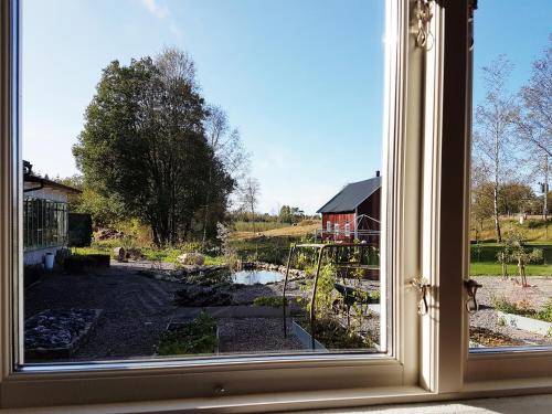 an open window with a view of a yard at Topperyd Bed & Breakfast in Nässjö