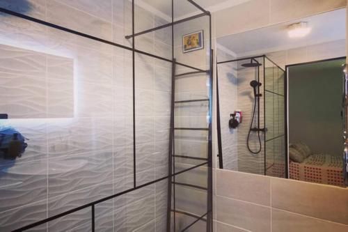 Bilik mandi di Appartement Premium, proche Faculté & Centre Ville idéal Digital Nomad