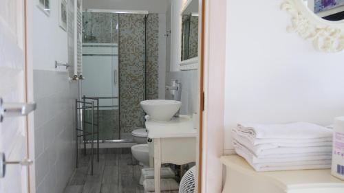 een badkamer met een toilet, een wastafel en een spiegel bij Marilyn's House in Frascati