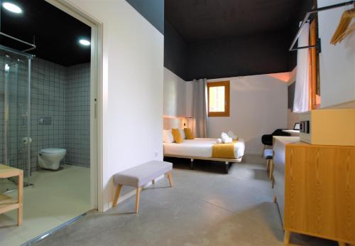 a bedroom with a bed and a bathroom at Brick Palma - Turismo de Interior in Palma de Mallorca