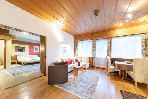 Loungen eller baren på Waldhaus Igls