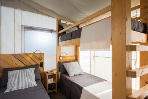 Tempat tidur susun dalam kamar di Agricampeggio Oasi del Garda
