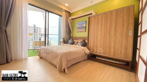 Кровать или кровати в номере Sea View & Pool View & WiFi & Netflix at Iman Kazoku TimurBay Ville Studio 2BDR