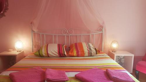 
A bed or beds in a room at B&B La Vie en Rose
