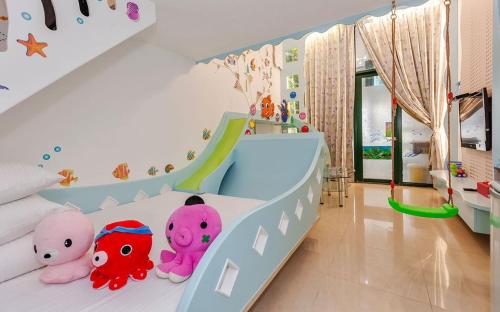 sypialnia dla dzieci z łóżkiem ze zjeżdżalnią w obiekcie Chiuan Jia Hot Spring Homestay w mieście Jiaoxi