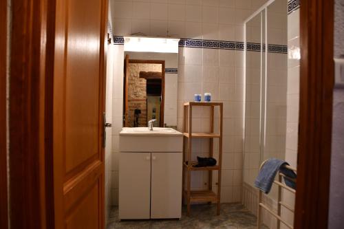 ein Bad mit einem Waschbecken und einem Spiegel in der Unterkunft Gîte de Tarou in Labastide-de-Lévis