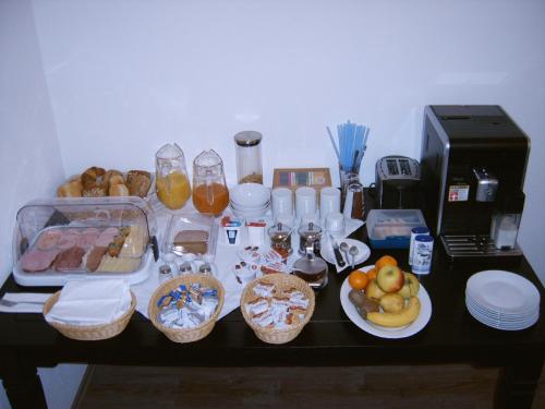 einen Tisch mit Speisen und Getränken sowie Körbe mit Lebensmitteln in der Unterkunft Pension Lechner in Vilsbiburg