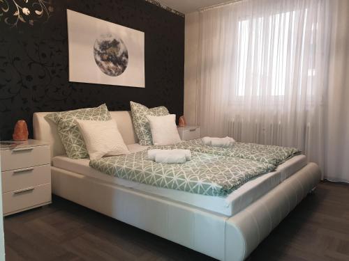 Un dormitorio con una cama grande y una ventana en Große 130qm Ferienwohnung mit Whirlpool en Sulzbach