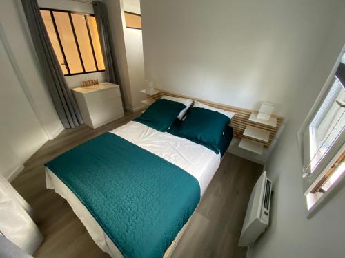 an overhead view of a bedroom with a bed and a window at Annecy coeur de ville et du lac in Annecy