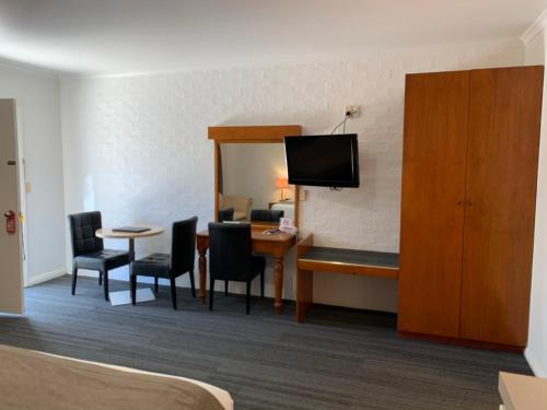 TV a/nebo společenská místnost v ubytování Swaggers Motor Inn