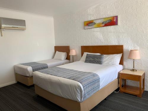 Postel nebo postele na pokoji v ubytování Swaggers Motor Inn