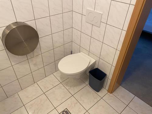 ein Badezimmer mit einem WC und einem Mülleimer in der Unterkunft H2 in Affoldern