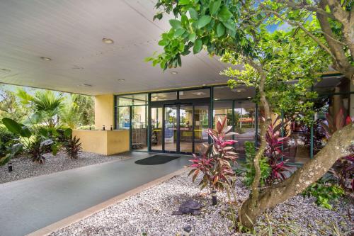 una vista exterior de una casa con plantas en Stayable Jax West, en Jacksonville