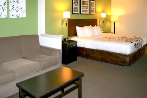 A bed or beds in a room at Sleep Inn & Suites Stony Creek - Petersburg South