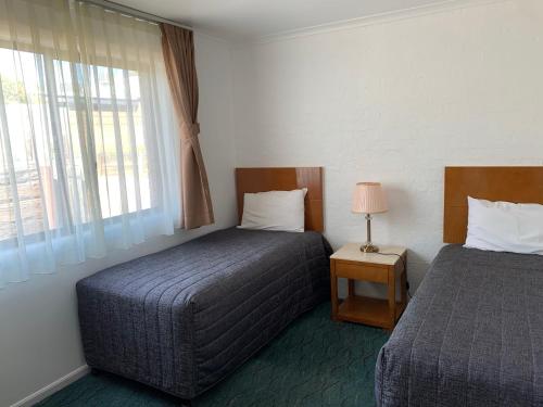 Postel nebo postele na pokoji v ubytování Swaggers Motor Inn