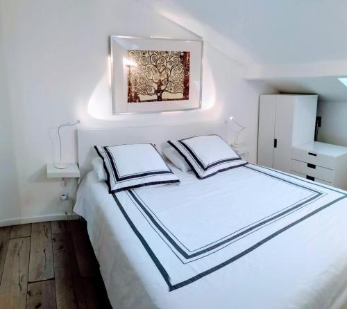 1 dormitorio blanco con 1 cama blanca y 2 almohadas en An So Nice Flat, en Niza