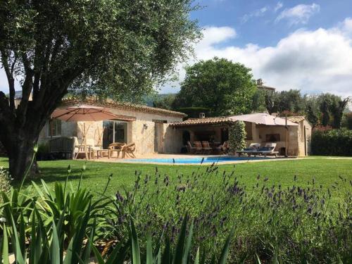 une maison de campagne avec un jardin et une piscine dans l'établissement VILLA EN PIERRE, à Vence