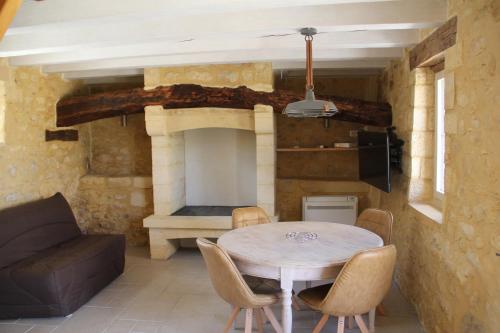 un salon avec une table et un canapé dans l'établissement Gîte de La Fontaine, à Manobre