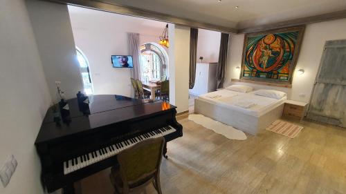 ein Schlafzimmer mit einem Bett und einem Klavier darin in der Unterkunft St Lucia Castle in Banjol