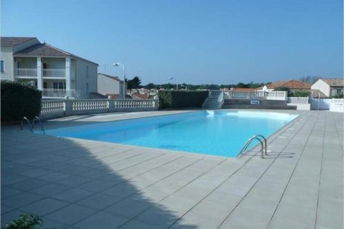 a large blue swimming pool on a patio at maison 300m mer à Brétignolles-sur-Mer (La Parée)- Calme in Brétignolles-sur-Mer