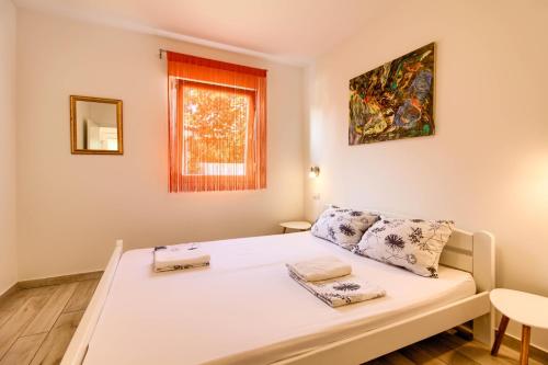 Posteľ alebo postele v izbe v ubytovaní Beatiful families oriented villa Trusina with pool immersed in the nature near the town
