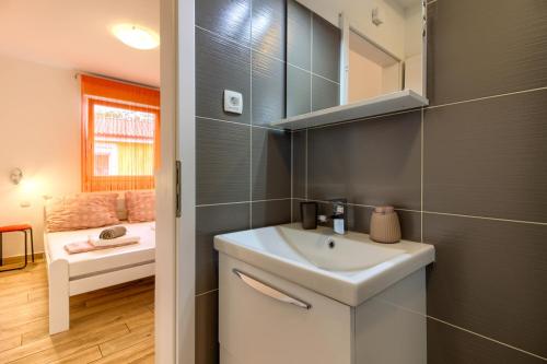 Kúpeľňa v ubytovaní Beatiful families oriented villa Trusina with pool immersed in the nature near the town