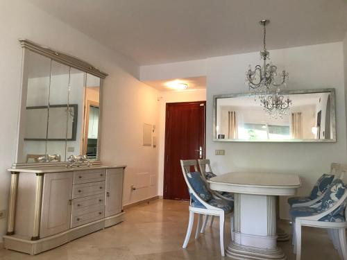 y baño con mesa, lavabo y espejo. en Apartment Costalita, direct beach access, ground floor, salt water pool, en Estepona