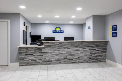 Vstupní hala nebo recepce v ubytování Days Inn by Wyndham Granbury
