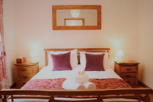 Un dormitorio con una cama con un osito de peluche. en Torcastle House, en Fort William