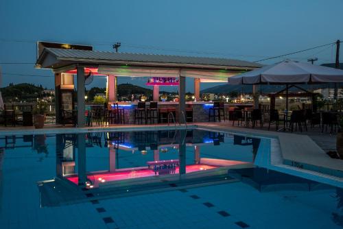 Bazén v ubytování Aphrodite Studios & Suites - 140m from the beach, by ZanteWize nebo v jeho okolí