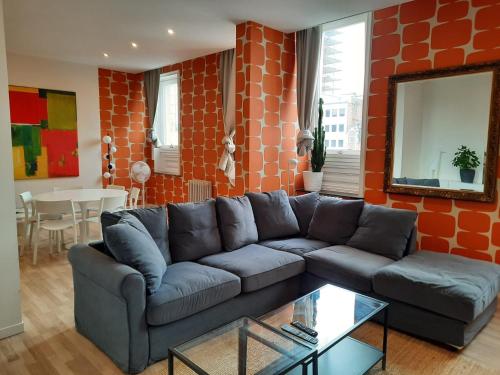 - un salon avec un canapé et une table dans l'établissement Central and Cozy in Brussels, à Bruxelles