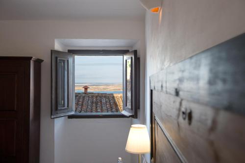 a room with a window with a view of the ocean at Estalagem de Monsaraz in Monsaraz