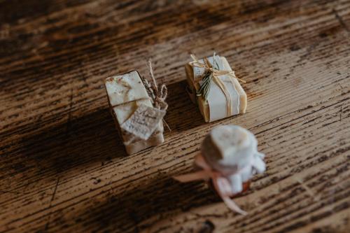 a group of wrapped presents on a wooden floor at Abbazia Sette Frati Agriturismo Fratres in Pietrafitta