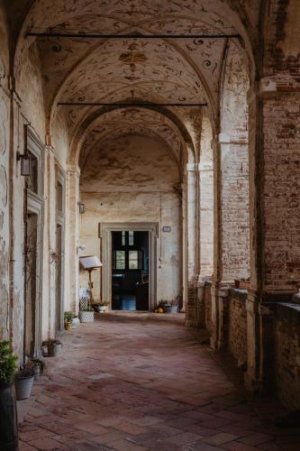an empty hallway in an old building with an archway at Abbazia Sette Frati Agriturismo Fratres in Pietrafitta