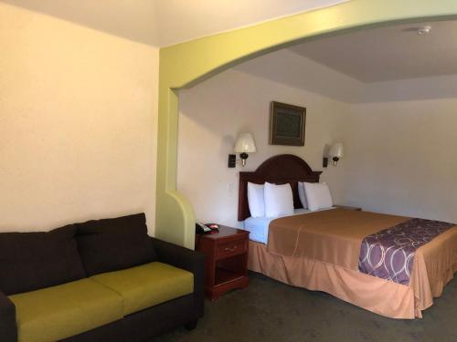 Ένα ή περισσότερα κρεβάτια σε δωμάτιο στο Porter Executive Inn & Suites