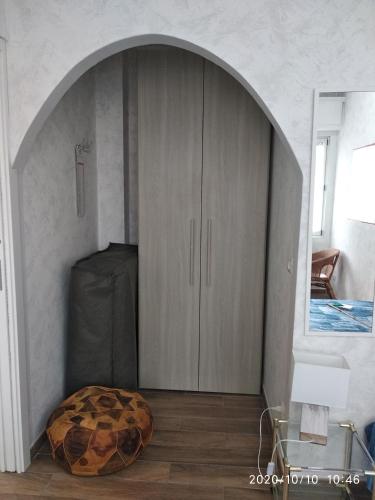 a room with an archway with a bed in the corner at IN CENTRO A RAPALLO in Rapallo
