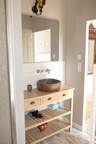 une salle de bain avec un lavabo et un miroir dans l'établissement Domaine des Jammetous - Hotel and Yoga Retreat Center, à La Magdelaine-sur-Tarn