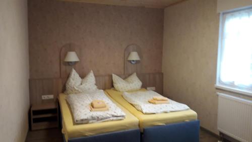 ein Schlafzimmer mit 2 Betten und Handtüchern darauf in der Unterkunft Ferienhaus Jütte in Ebergötzen