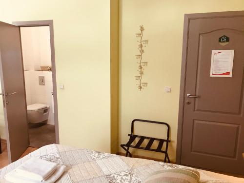 Una cama o camas en una habitación de Taos B&B